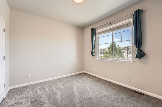 Building Photo - Large Beautiful Rental! Move in by next week!