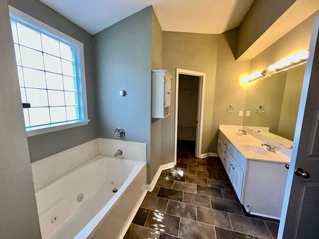 Building Photo - Spacious 4 Bed 2.5 Bath In Lexington!