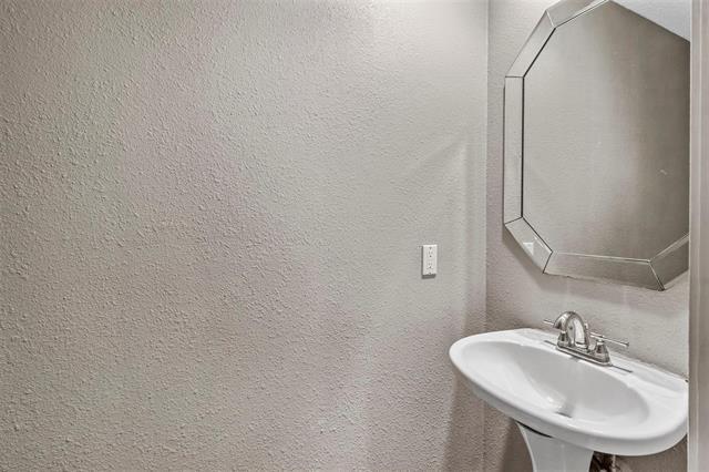 Building Photo - 814 Custer St