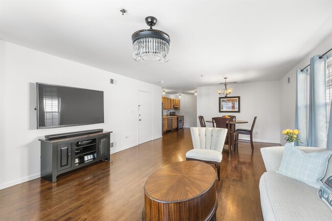 Building Photo - 519 3rd St