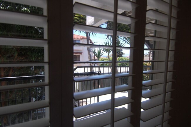Building Photo - 412 Avenida Santa Barbara
