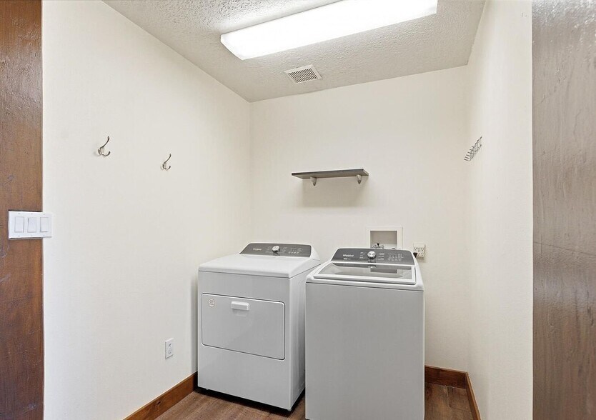 Building Photo - 1422 Cutter Ln