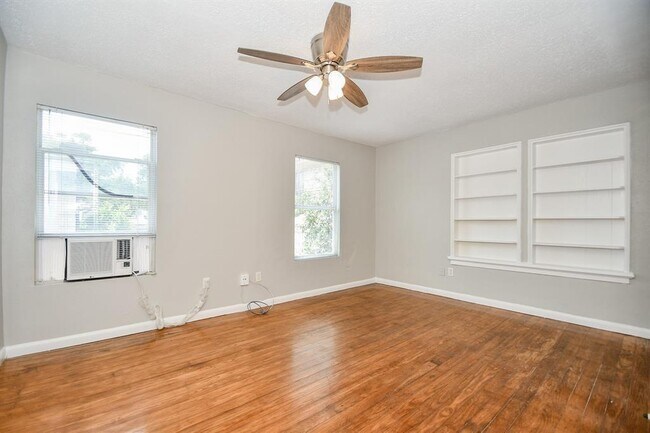 Building Photo - 2722 Wroxton Rd