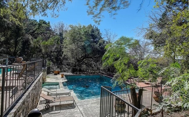 Building Photo - 4711 Spicewood Springs Rd