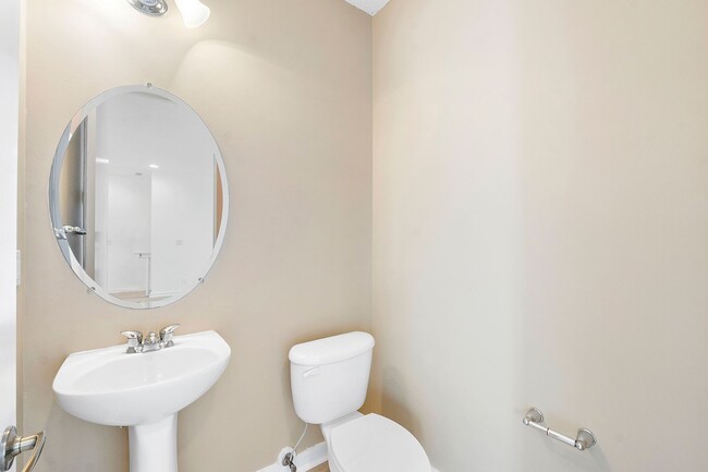 Building Photo - LARGE 3-bed, 3-bath townhome with 2-car ga...