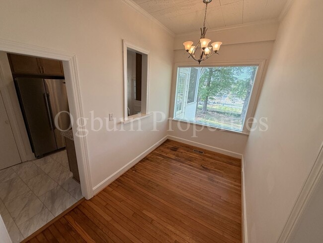 Building Photo - 2127 Queen St