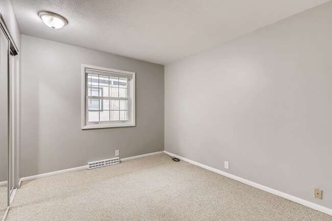 Building Photo - Perfect 3 Bedroom Home in Saint Louis Park!