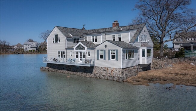Building Photo - 6 Pine Island Rd