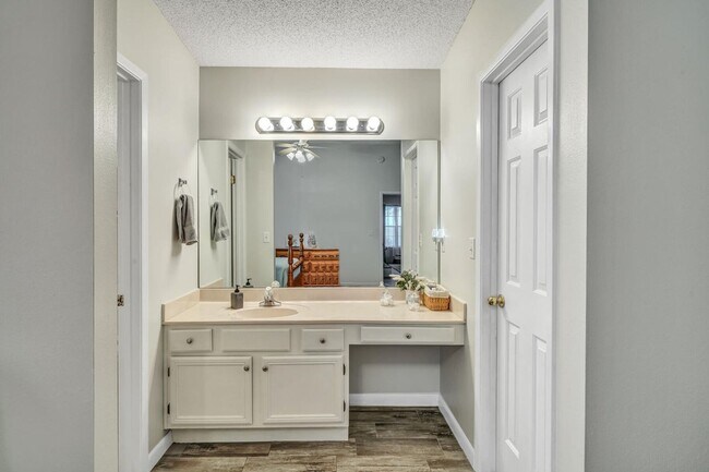 Building Photo - Updated 3 Bedroom in Central Location!