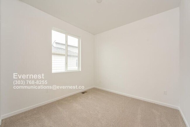 Building Photo - Spacious and Stylish Townhome with Prime L...