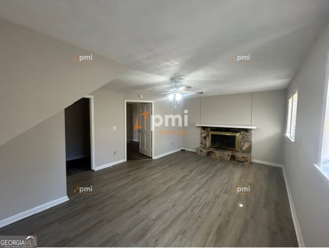 Building Photo - 667 Rae Dr SW