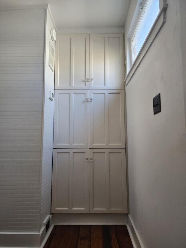 Building Photo - 237 Coming St