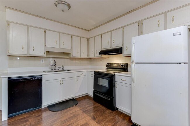 Building Photo - 3823 Fairington Dr