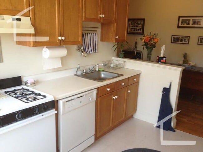 Building Photo - No Brokers fee, Ho Security Deposit, heat,...