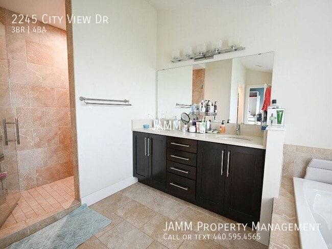 Building Photo - 2245 City View Dr
