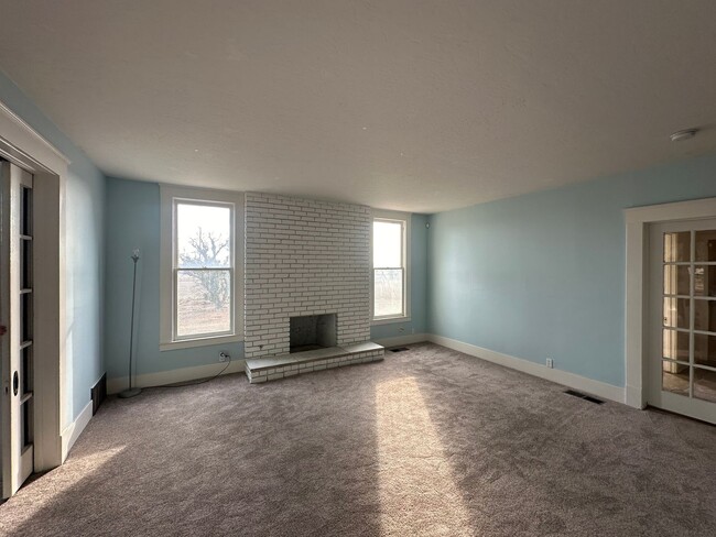 Building Photo - 3 bedroom 3 bathroom with an office Countr...