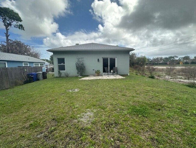 Building Photo - 3 Bedroom 2 Bath 1 Car Garage