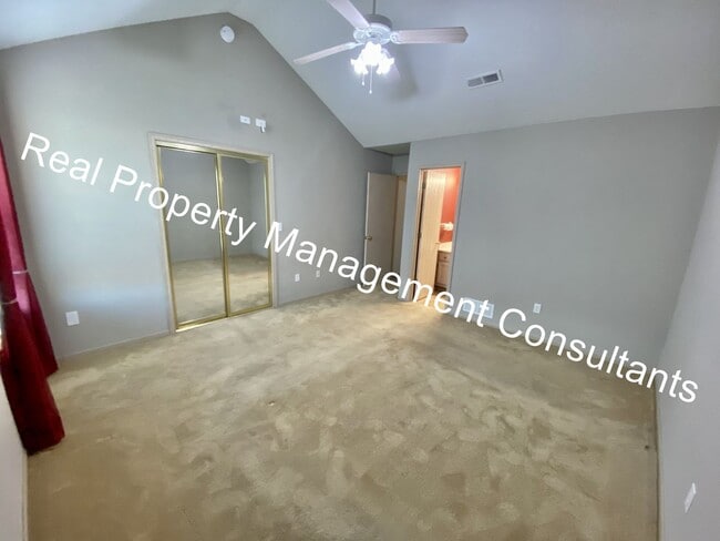 Building Photo - Updated 2 Bedroom Townhome