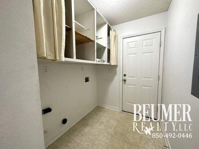 Building Photo - Spacious 3 bd/2 ba Open Floor Plan Home fo...