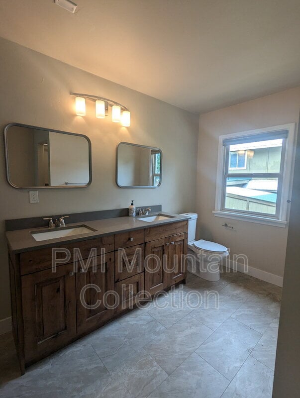 Building Photo - 249 S 400 E