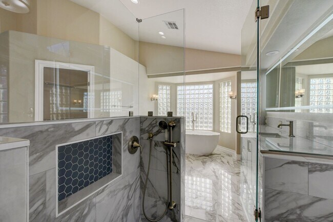 Building Photo - COMING SOON!! $1000 off 1st months Rent Guard-Gated Golf Course Living on the 14th Green!