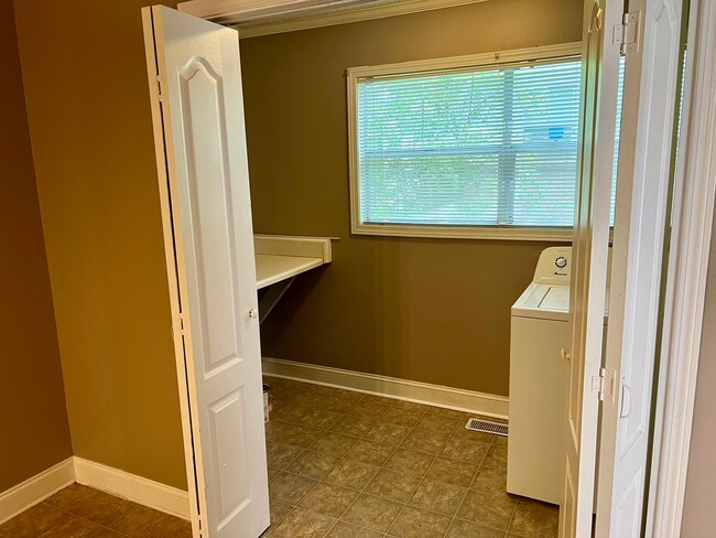 Building Photo - For Rent - 3 Bedroom 1 Bath