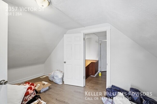 Building Photo - 2357 Victor St