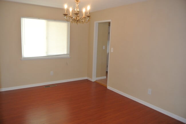 Building Photo - Beautiful 3 Bedroom / 2 Bathroom Pittsburg...