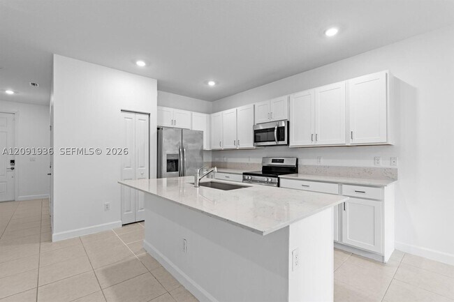 Building Photo - 4667 Hollister Ave