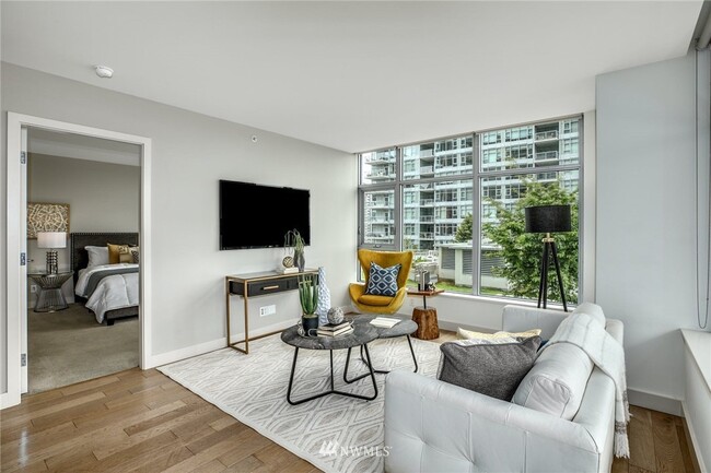 Large, Corner unit, lots of natural light, great circulation - 588 Bell St