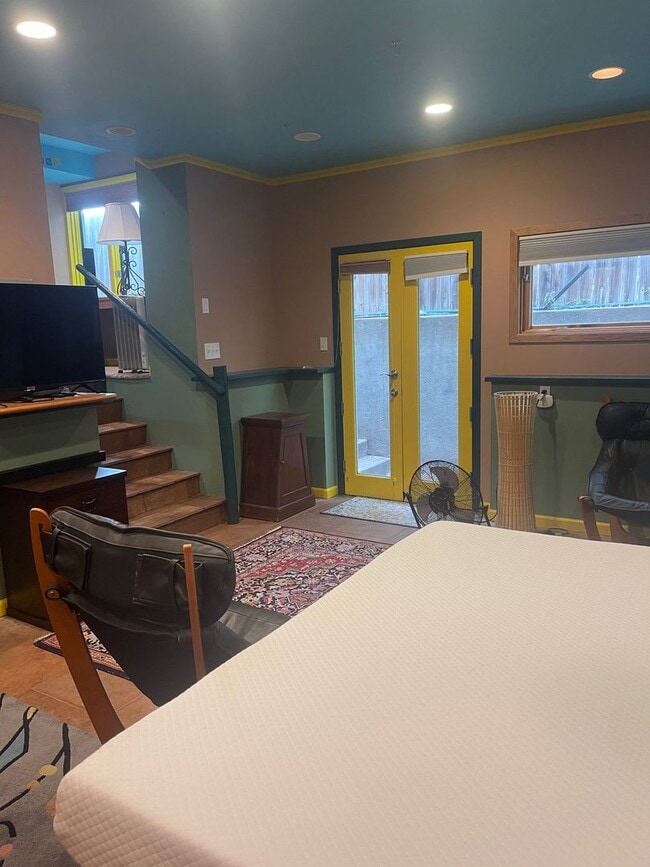 Building Photo - Furnished 2 Bedroom Garden Level Apartment in Upper Table Mesa Near Bear Creek Park