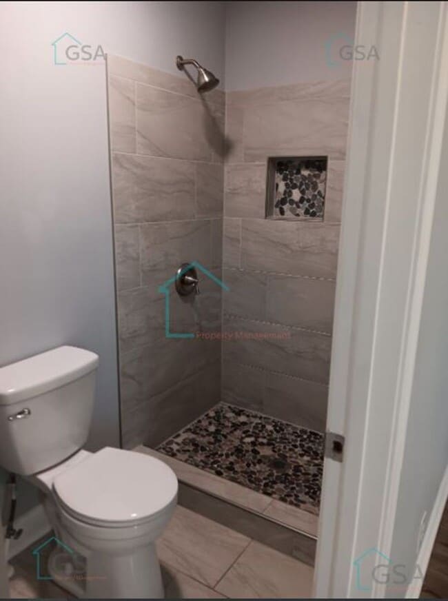 Building Photo - 3 Bedroom 2 Bath Available!