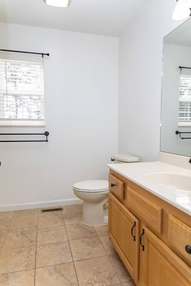 Building Photo - Beautiful!!!! Move in Ready!