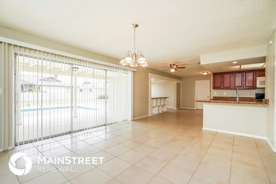 Building Photo - 605 SE 35th St