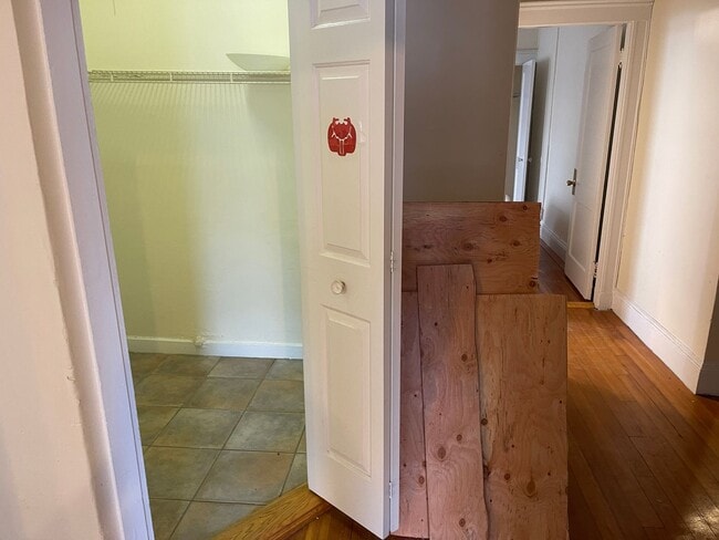 Building Photo - Nice sunny 2 bed , Big bedrooms with Heat and Hot water Inc  1 FREE MONTH RENT  Easy choice $883 ...