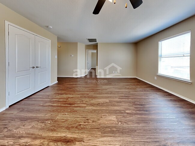 Building Photo - 729 Redwing Dr