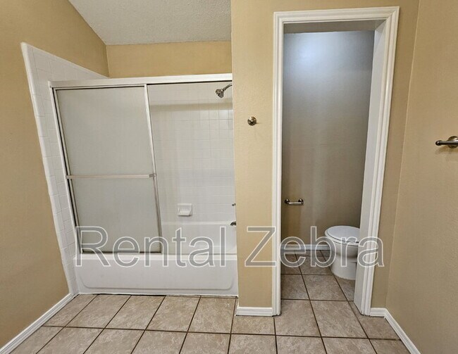 Building Photo - 1405 Paintbrush St