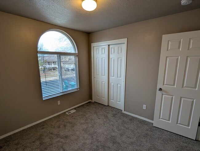 Building Photo - 5 Bedroom Home New Carpet and Paint