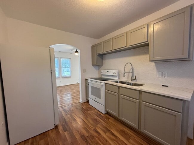 Building Photo - Renovated Single Family Home!