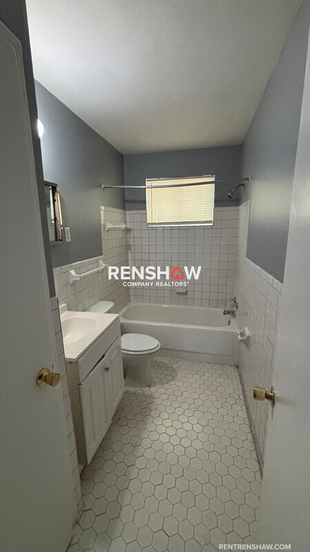 Building Photo - 3228 Lyndale Ave