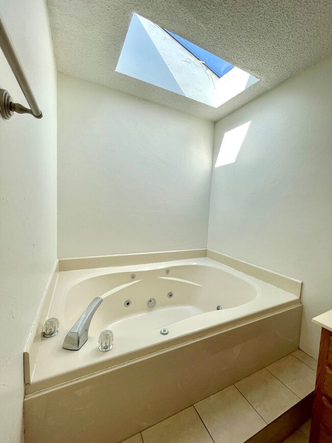 Building Photo - Large 3 bed / 2 bath Available Now!
