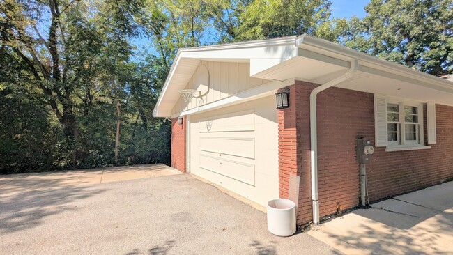 Building Photo - 2030 Crestwood Ln