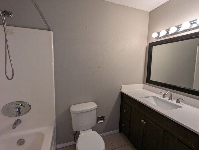 Building Photo - LARGE 4 BEDROOM TOWNHOME