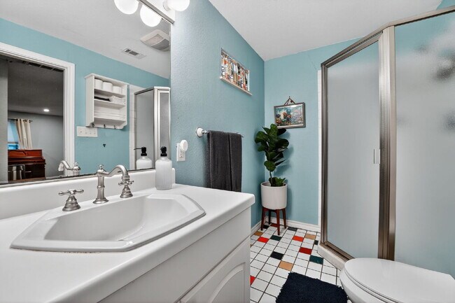 Building Photo - Hyde Park Bungalow