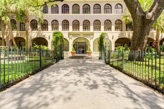 Building Photo - Designer condo with a private rooftop terrace
