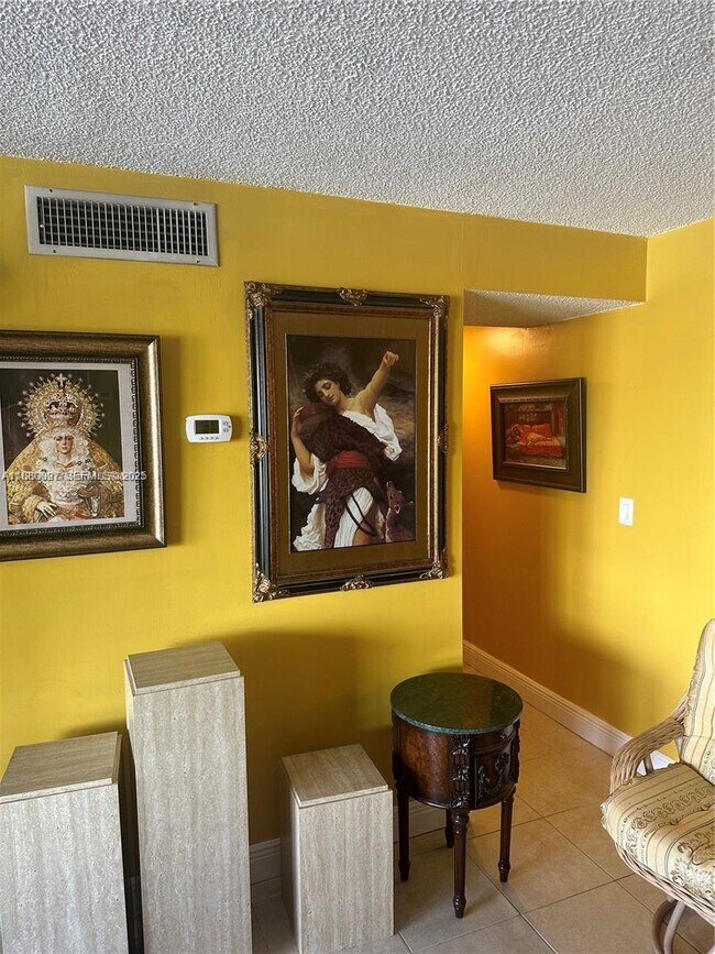 Building Photo - 720 Collins Ave