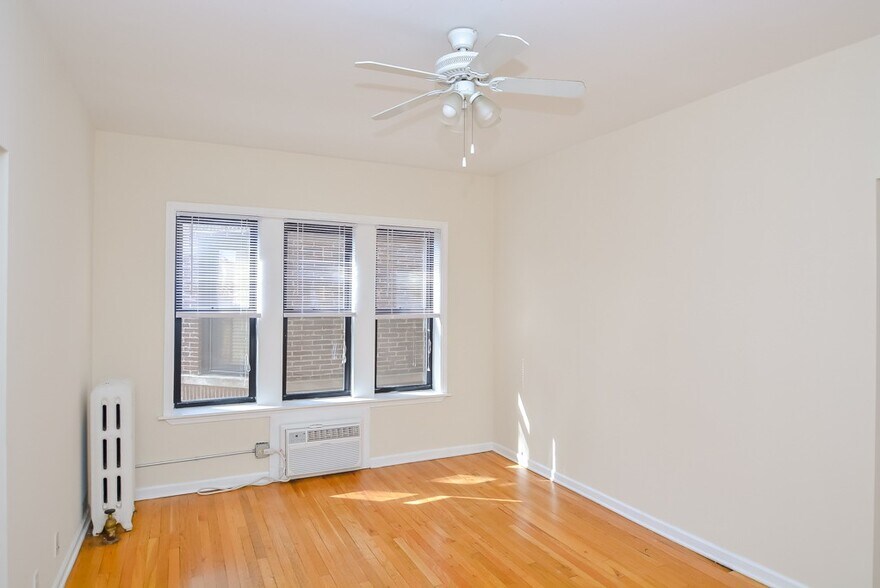 Building Photo - 906 W Addison St
