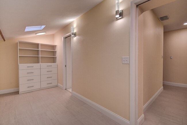 Building Photo - Luxurious 4 bedroom, 3 bath pool home.