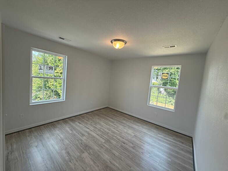 Building Photo - 156 Tynes St