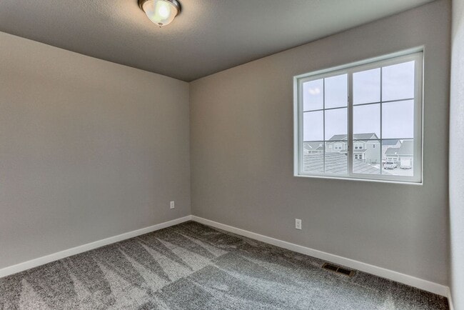 Building Photo - 3 Bedroom 3 Bath home in Raindance